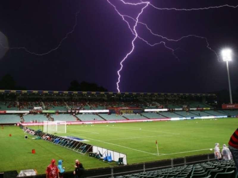 FULGER PE TEREN