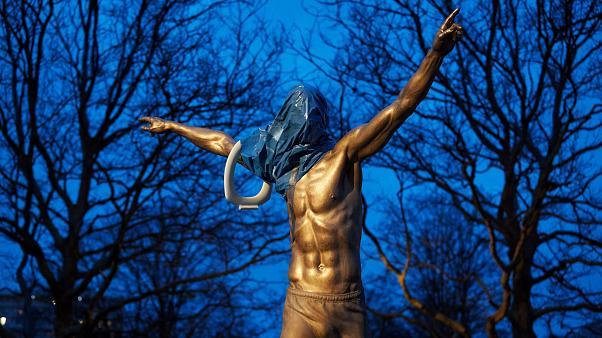 zlatan statuie