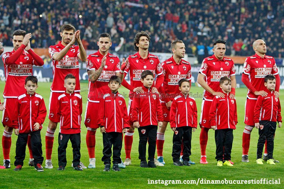 dinamo jucatori alaturi de copii