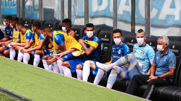 fotbal coronavirus masti