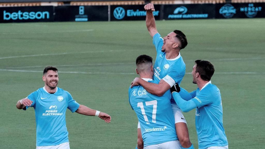 UD Ibiza s striker Sergio Castel (2-L) celebrates with his teammates after scoring the 2-0 during Spain s King Cup seco