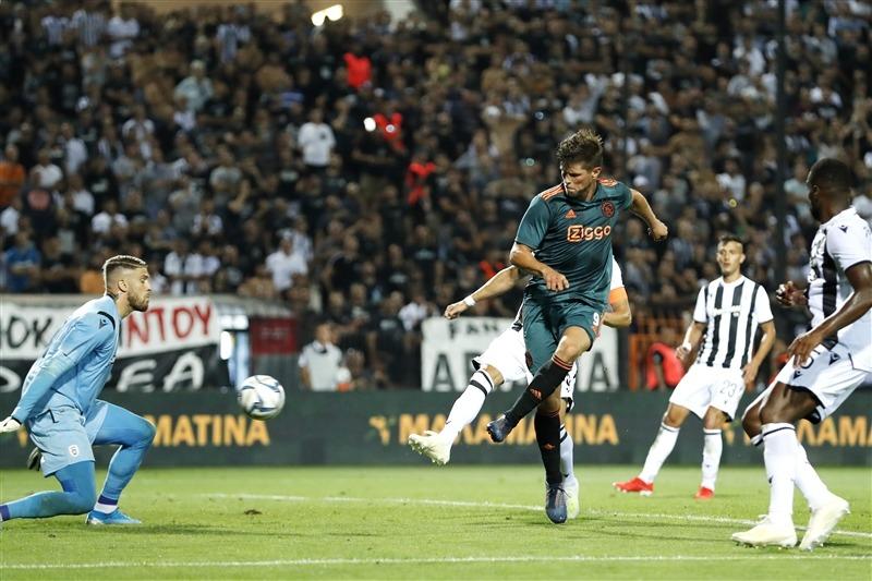 (l-r) PAOK FC goalkeeper Alexandros Paschalakis, Klaas Jan Huntelaar of Ajax