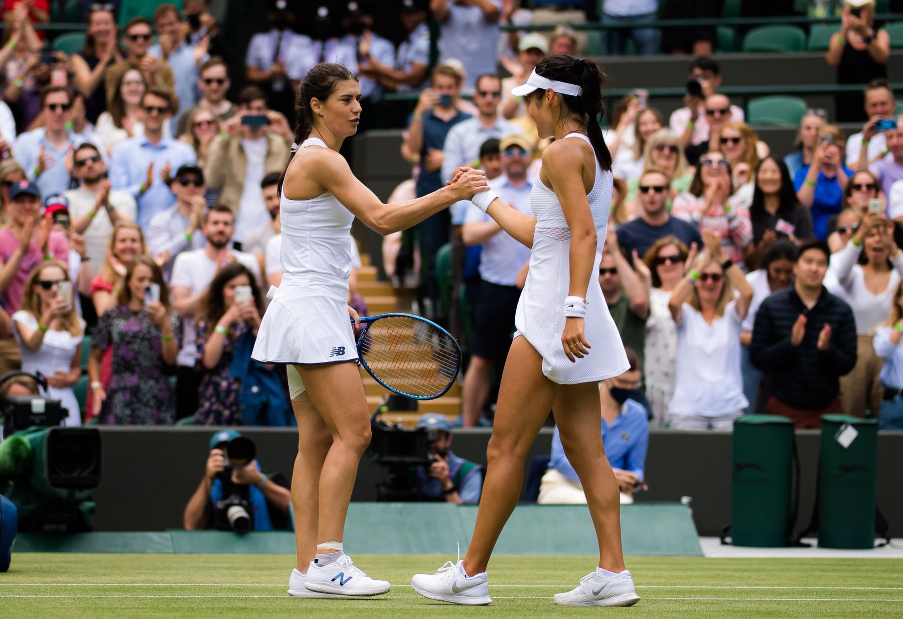 Sorana Cirstea și Emma Raducanu, Wimbledon 2021, sursa foto: Profimedia Images