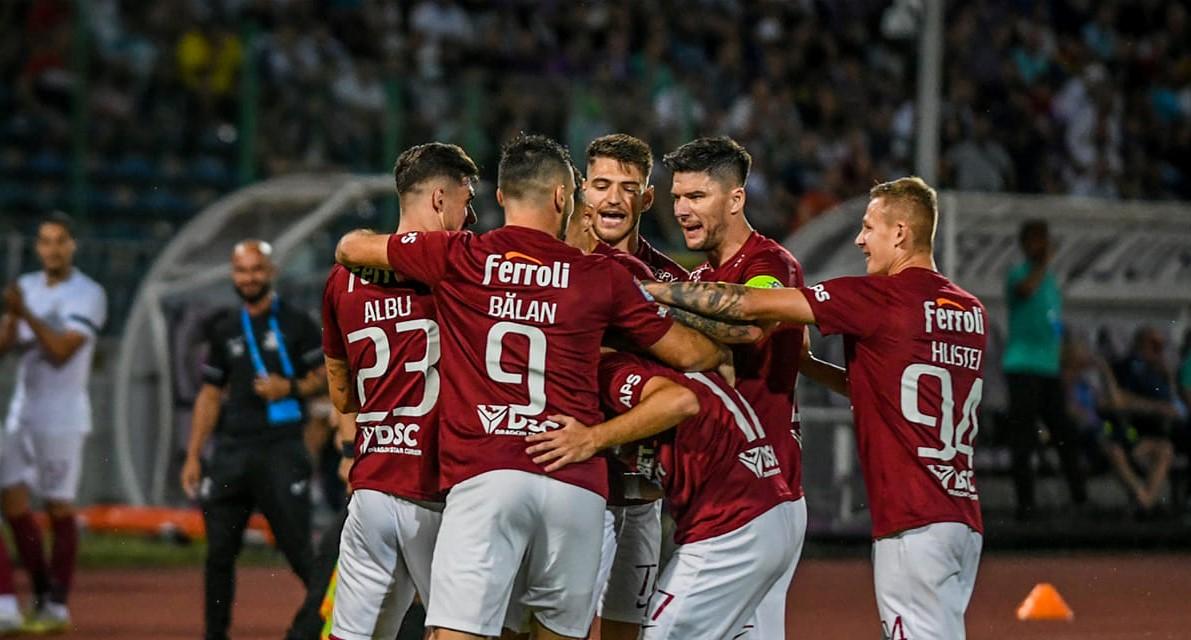 Alexandru Albu, bucurându-se alături de coechipierii săi