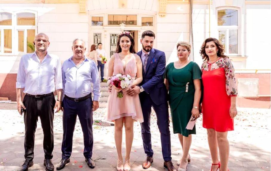 Soţii Mititelu şi Petcu alături de mirii Gabriela şi Ştefan Alexandru. Foto: Fanatik.ro