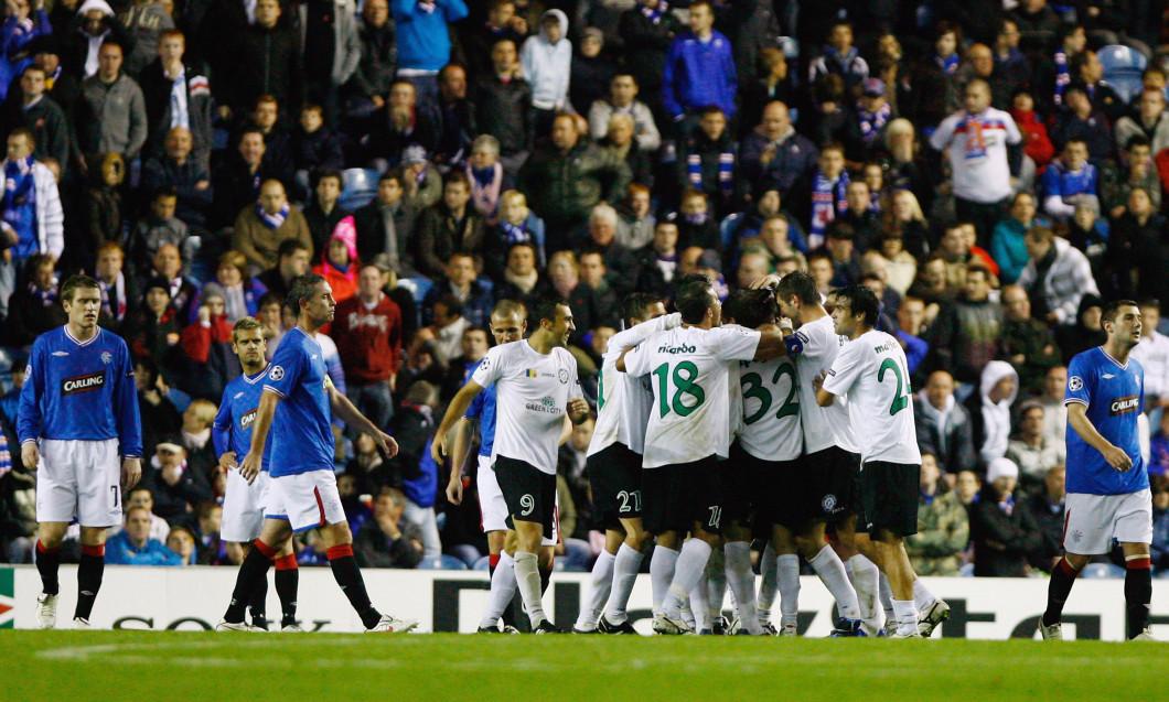 George Galamaz, alături de coechipierii de la Unirea Urziceni, la Glasgow, în victoria cu Rangers (2009)