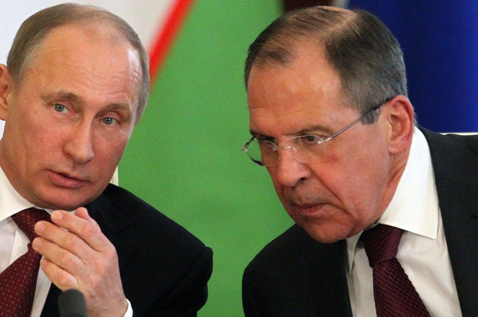 Vladimir Putin, alături de Serghei Lavrov, ministrul de externe al Rusiei