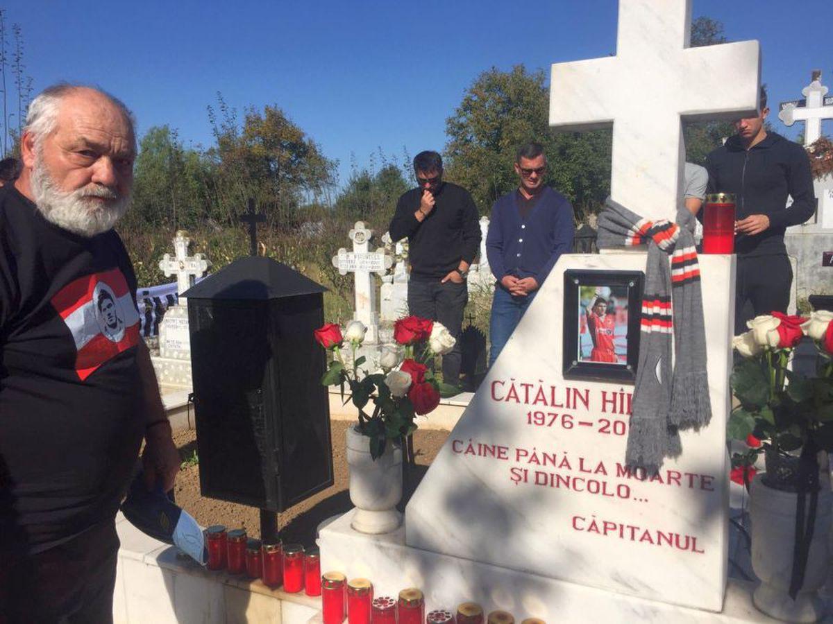 Marin Hîldan, la mormântul  fiului său, decedat în urmă în anul 2000