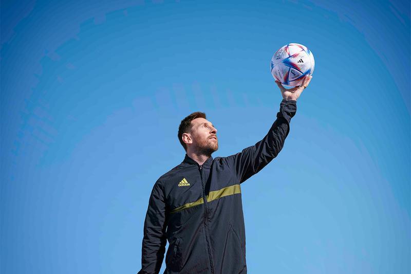 Messi, ținând în mână balonul oficial al competișiei care va avea loc pentru prima oară în Orientul Apropiat