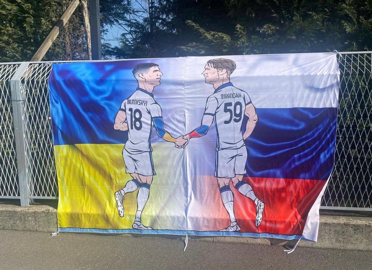 Banner sugestiv care ilustrează relație dintre cei doi fotbaliști ai trupei din Bergamo