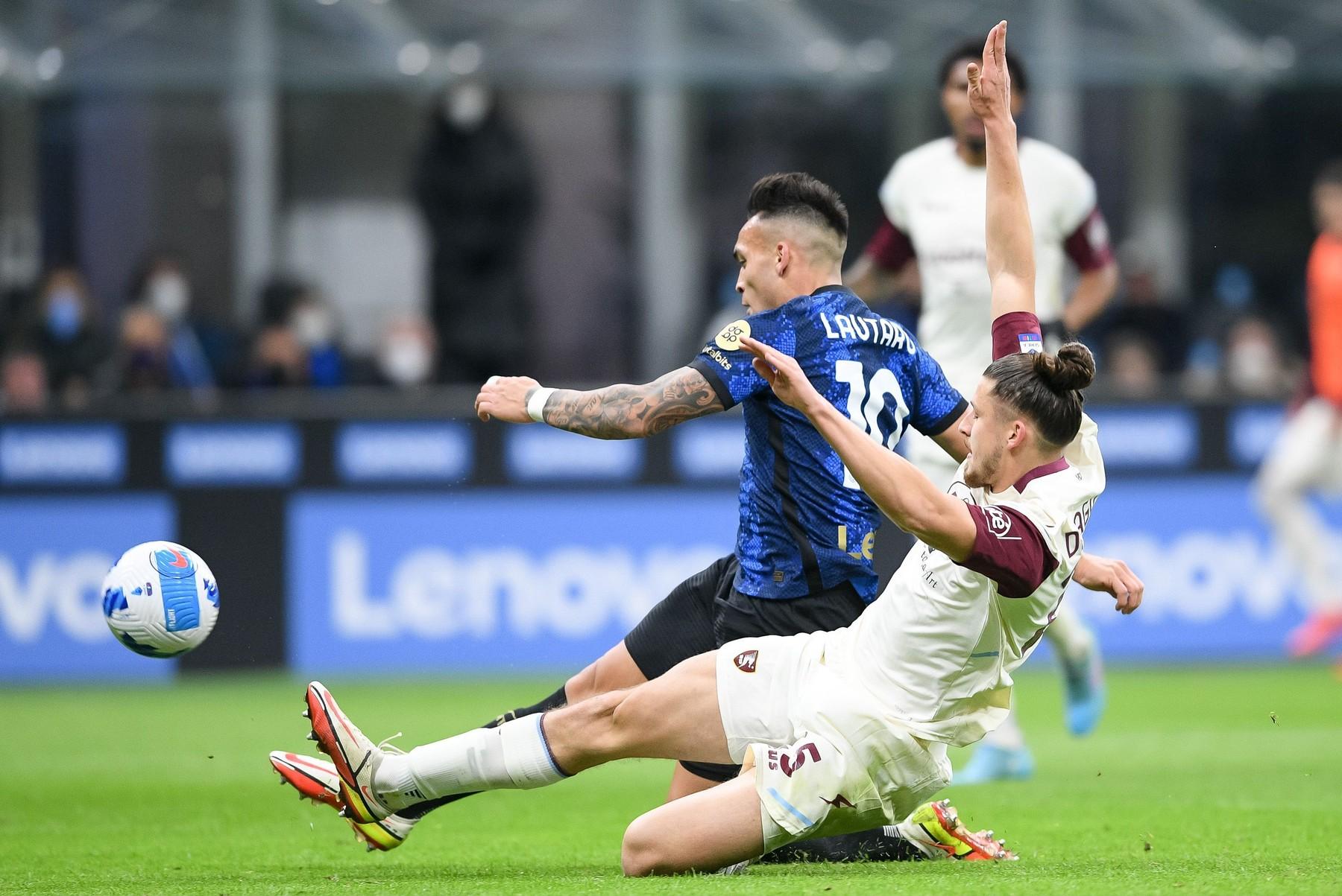 Radu Drăgușin și Lautaro Martinez, sursa foto: Profimedia Images