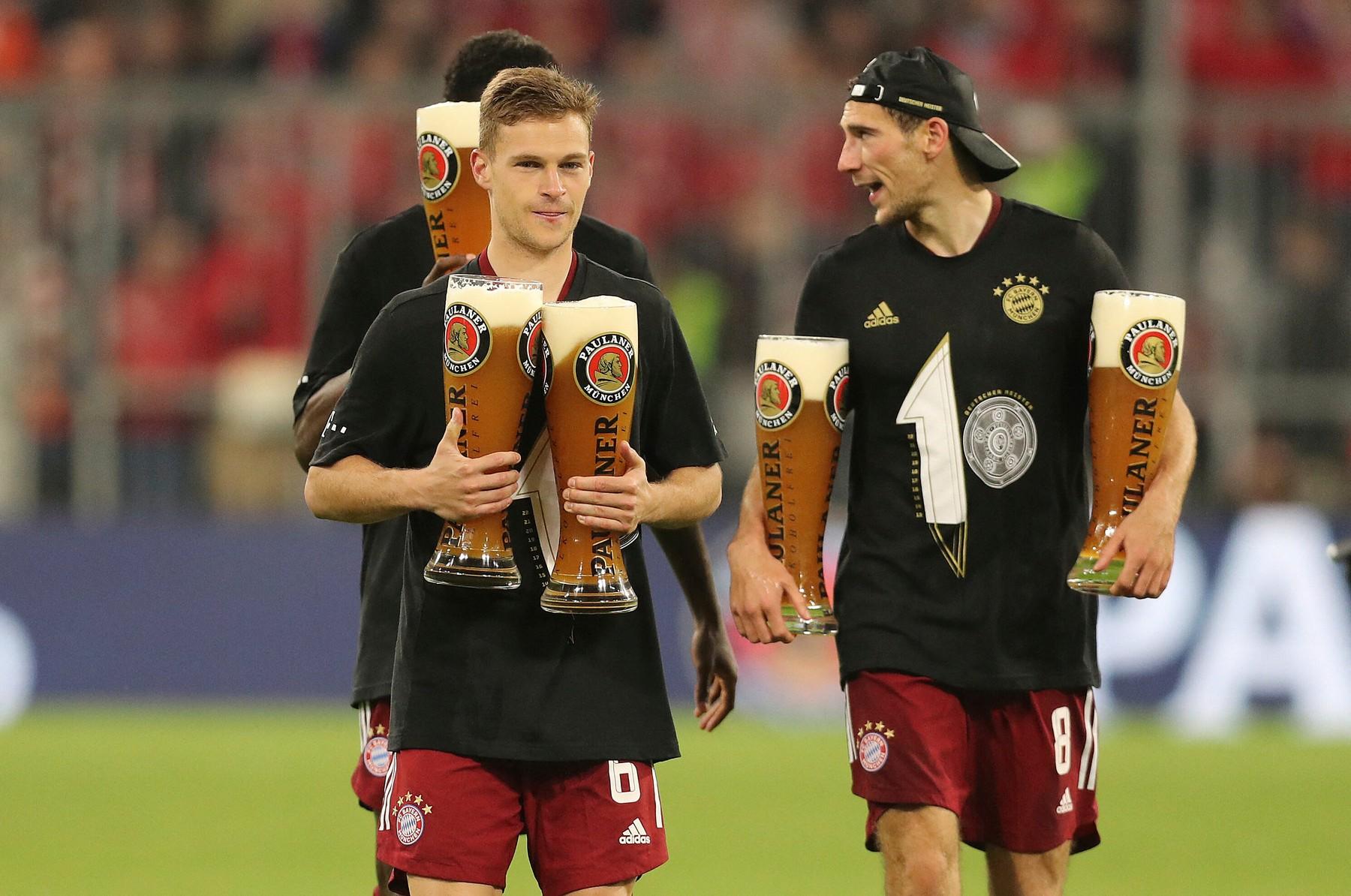 Jucătorii lui Bayern au sărbătorit pe teren la final un nou triumf intern, sursă foto: Profimedia