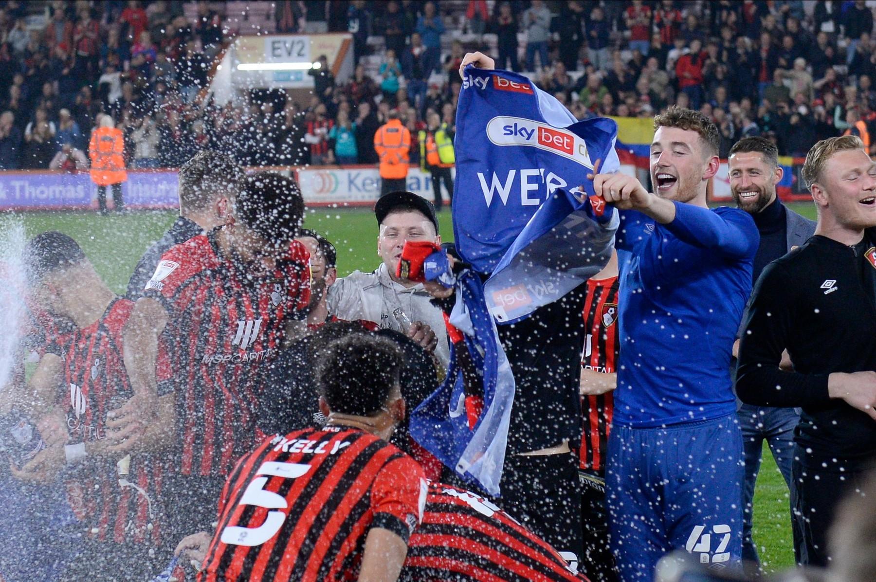 Bucuria fotbaliștilor lui Bournemouth după obținerea promovării matematice, Sursă foto: Profimedia