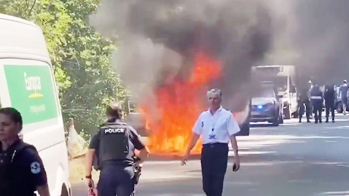 Operațiunile de stingere a incendiului și îndepărtare a caroseriei mașinii arse s-au încheiat până la apariția plutonului cicliștilor