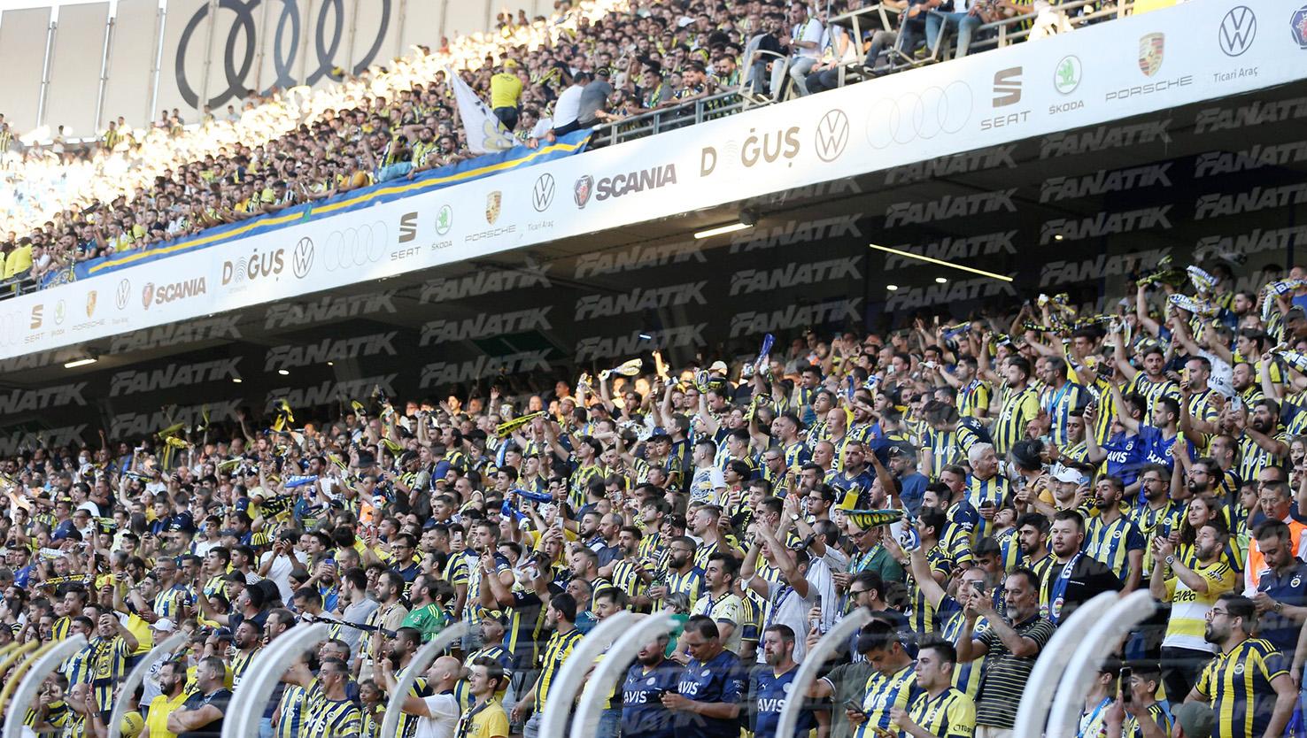 Suporterii lui Fenerbahce au creat o atmosferă tensionată la meciul cu Dinamo Kiev, după ce echipa ucraineană a deschis scorul în minutul 57