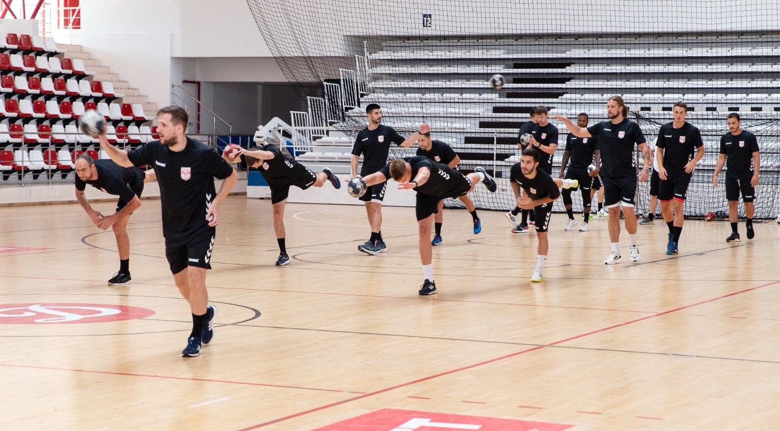 Primul meci al sezonului pentru handbaliștii de la Dinamo va fi Supercupa României, cu eterna rivală Steaua, pe 18 august