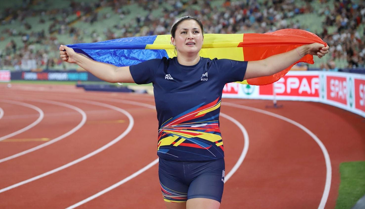 Bianca Ghelber a călcat pe urmele antrenoarei ei, Mihaela Melinte, care urca pe cea mai înaltă treaptă a podiumului la CE 1998 de la Budapesta