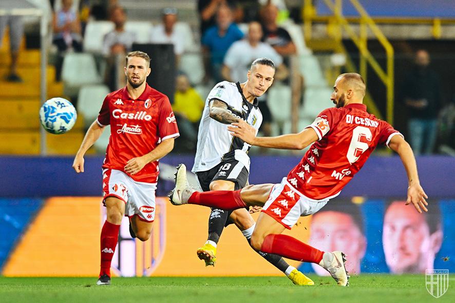 Dennis Man a deschis scorul în minutul 3 din Parma – Bari cu un șut din careu. Valentin Mihăilă a egalat în ultimele secunde ale primei reprize, din lovitură liberă de la marginea careului mare