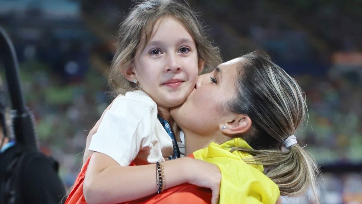 Prima persoană care a îmbrățișat-o pe Bianca Ghelber după succesul în finala europeană a fost fata ei, Victoria