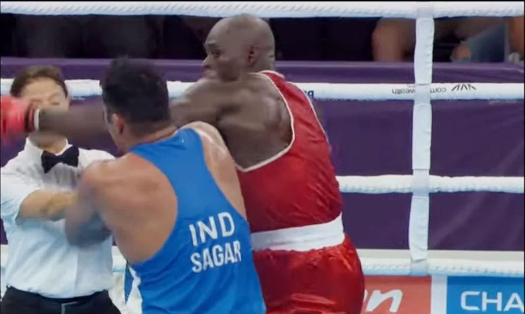 Camerunezul Maxime Yegnong Njieyo a vrut să-l surprindă pe indianul Sagar Ahlawat cu un croșeu, dar a greșit ținta, iar pumnul s-a dus în umărul arbitrei