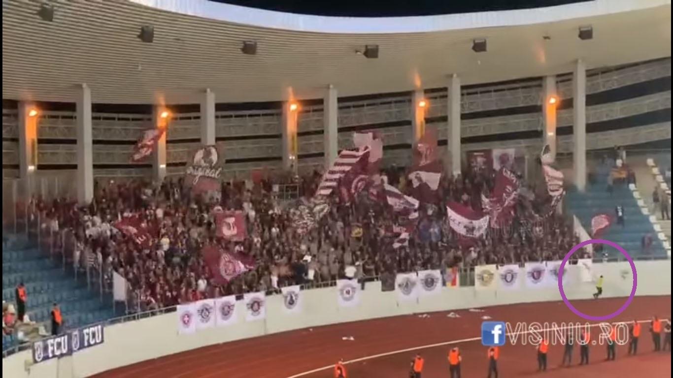 Unul dintre stewarzii prezenți la meciul FC U Craiova – Rapid s-a „transformat” în suporter al echipei gazdă și a încercat să fure un steag al galeriei Rapidului