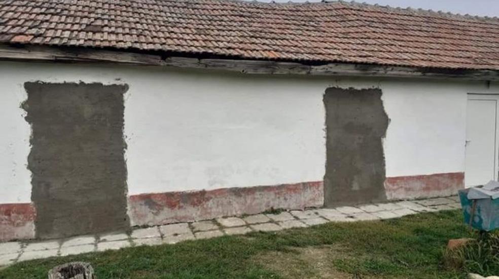 Primarul din Iecea Mare susține că a zidit ușile vestiarului pentru că exista pericol de surpare și se putea ajunge la o tragedie