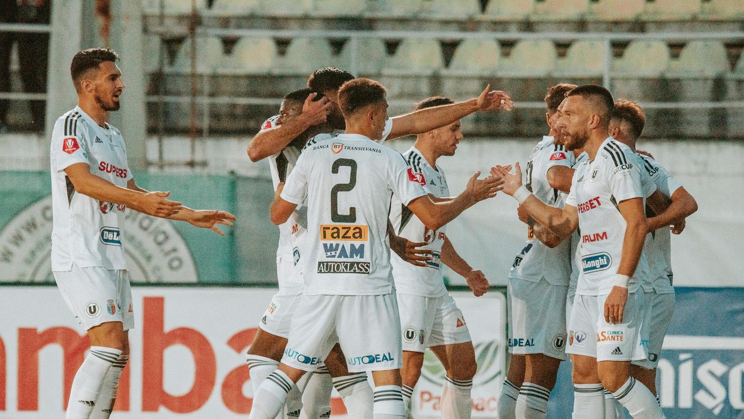Fotbaliștii de la “U” Cluj-Napoca vor juca de două ori, pe teren propriu, cu CFR Cluj: o dată diseară și a doua oară duminocă, în Etapa a 15-a a Superligii
