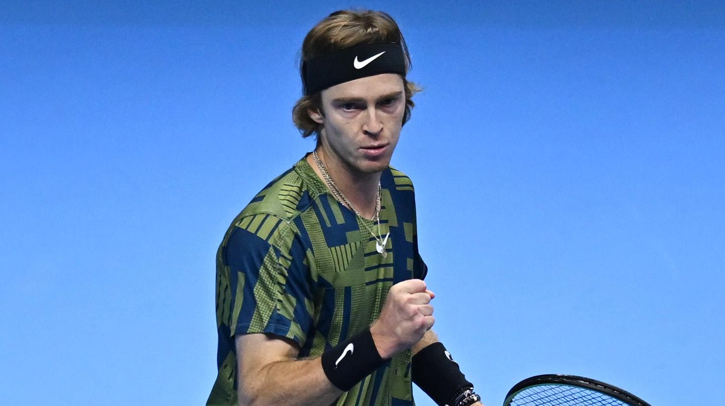 Rusul Andrey Rublev a avut nevoie de 2 ore și 34 de minute și cinci mingi de meci pentru a-l învinge pe compatriotul lui Daniil Medvedev