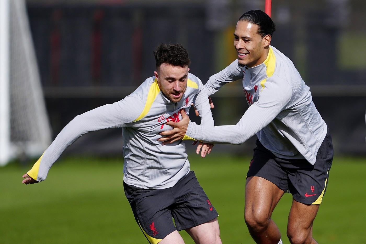 Virgil van Dijk și Diogo Jota. Foto: Profimedia