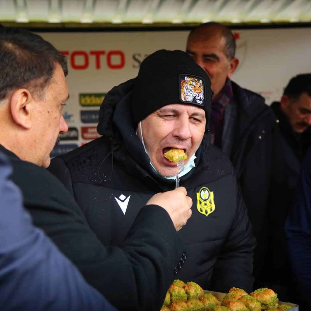 Marius Şumudică mănâncă baclava