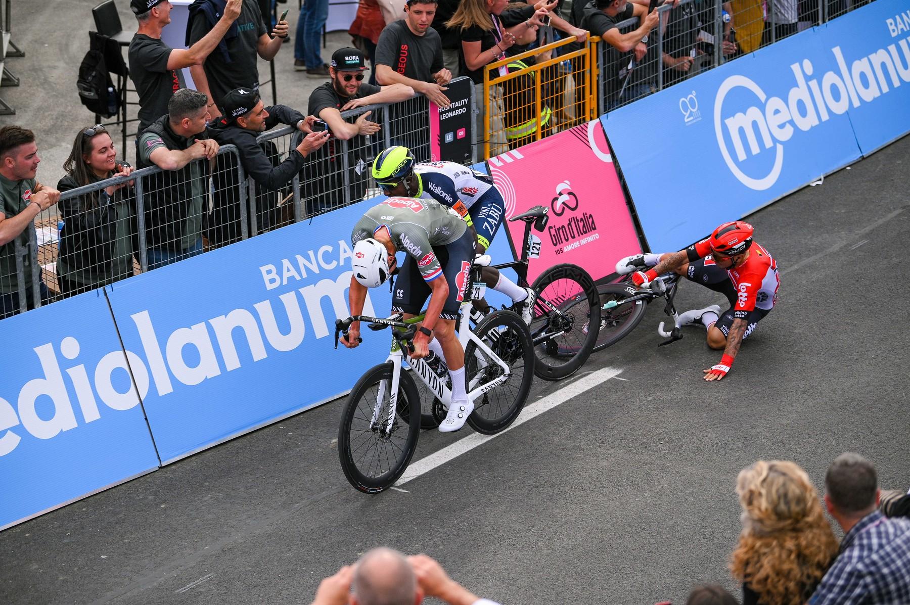 Sprintul final în prima etapă din Il Giro în care Mathieu Van Der Poel a ieșit câștigător, Photo Marco Alpozzi/LaPresse Profimedia