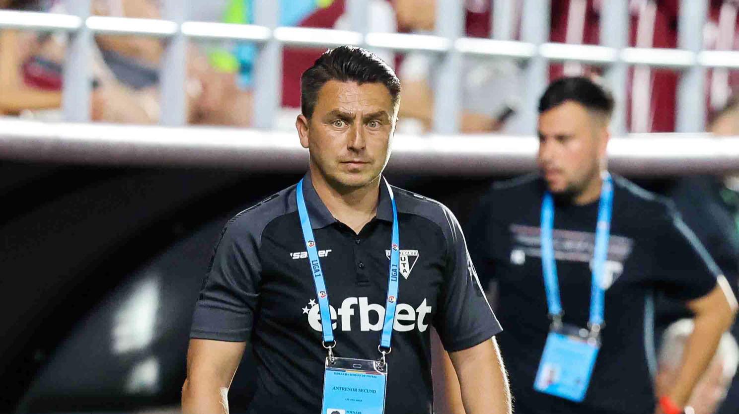 Ilie Poenaru este nemulțumit de nesincronizările apărute în jocul echipei lui în repriza a doua a meciului de la Arad cu “U” Cluj-Napoca