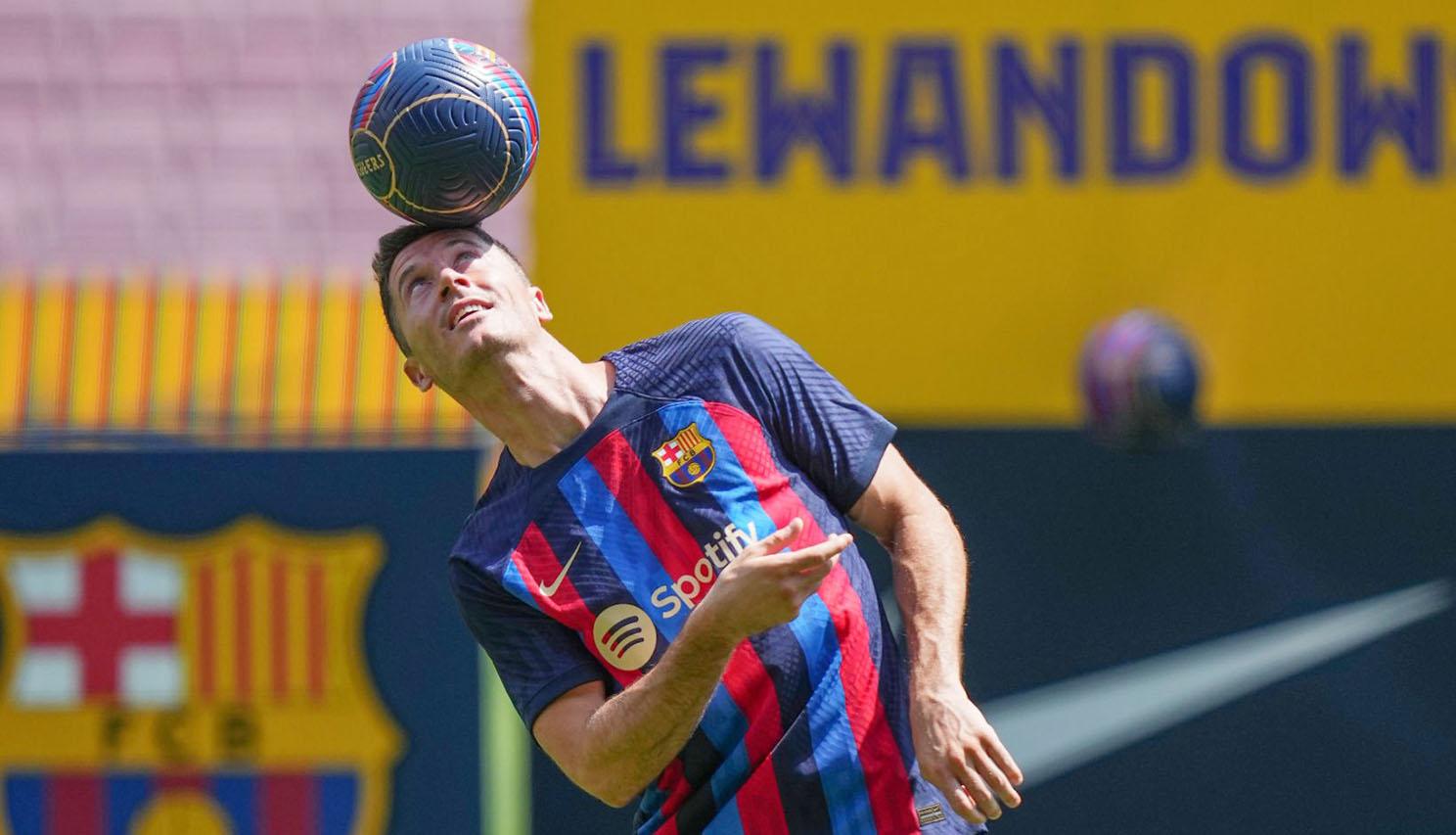 Prezentarea atacantului polonez Robert Lewanddowski pe Stadionul Spotify Camp Nou a avut loic la exact un an de când președintele clubului, Joan Laporta, anunța că Lionel Messi pleacă de la echipă