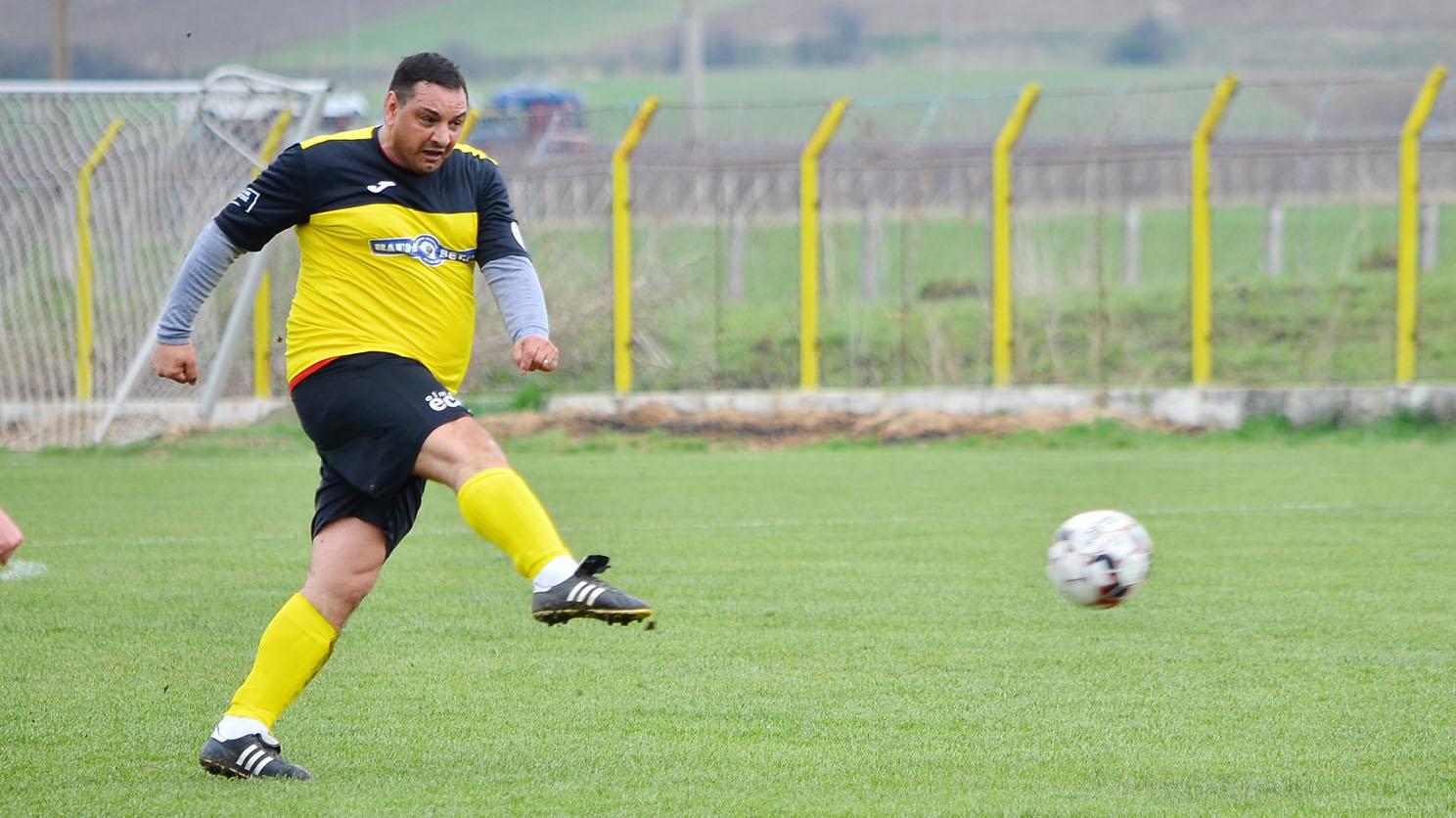 Ionel Ganea a debutat în prima divizie a României în 1994, la FC Brașov, iar la naționala României a marcat 19 goluri în 45 de meciuri