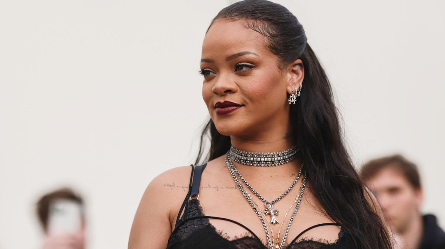 Rihanna le calcă pe urme unor nume grele ale muzicii americane, care în ultimii ani au făcut show în pauza Super Bowl: Jennifer Lopez, Shakira, Maroon 5, Justin Timberlake, Lady Gaga, Coldplay, Bruno Mars sau Beyonce
