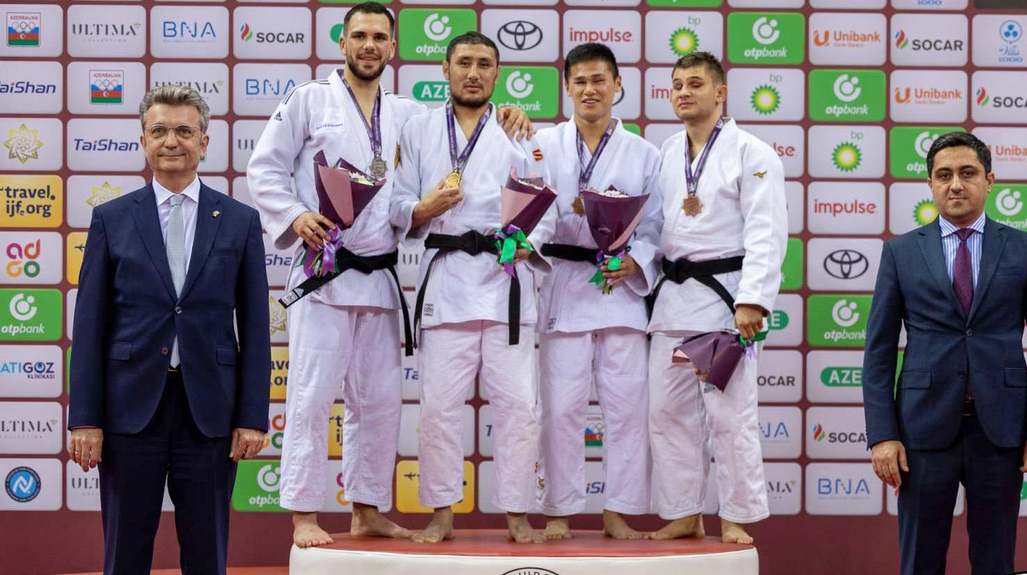 În palmaresul lui Alex Bologa figurează două medalii de bronz la Jocurile Paralimpice (Rio 2016 şi Tokyo 2020) şi trei medalii de aur la CE (2017, 2019 şi 2022)