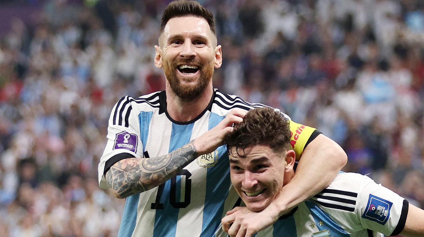 Lionel Messi și Julian Alvarez