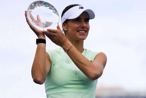 Sorana Cîrstea, ridicând trofeul de la Cleveland