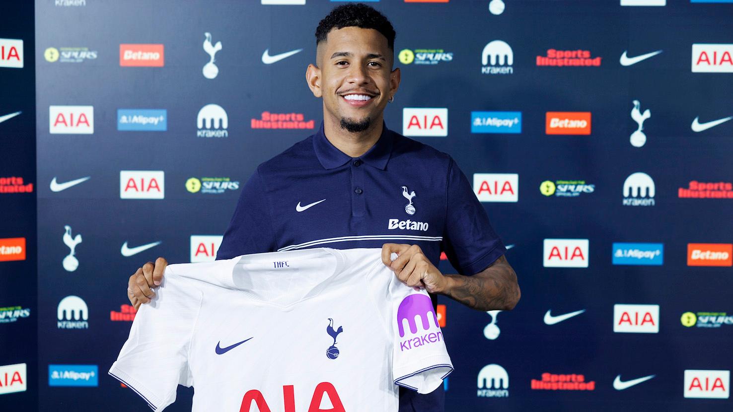 Savio signs for Tottenham Hotspur