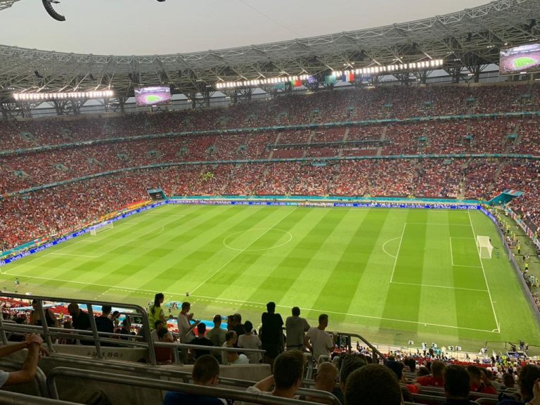 Revoltă la o echipă de fotbal după ce un film porno a fost filmat chiar în incinta stadionului, în timpul unui meci