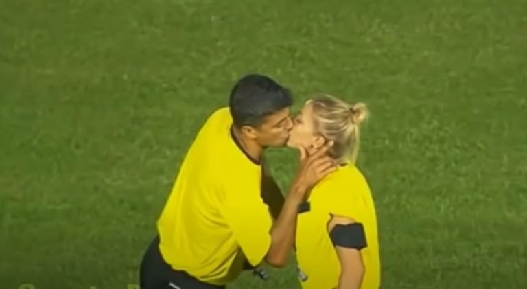 VIDEO șoc în timpul unui meci de fotbal – Arbitrii au început să se sărute. Cum au reacționat spectatorii