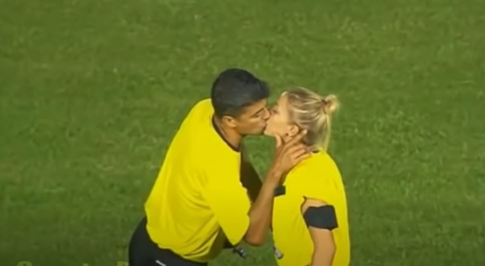 VIDEO șoc în timpul unui meci de fotbal – Arbitrii au început să se sărute. Cum au reacționat spectatorii