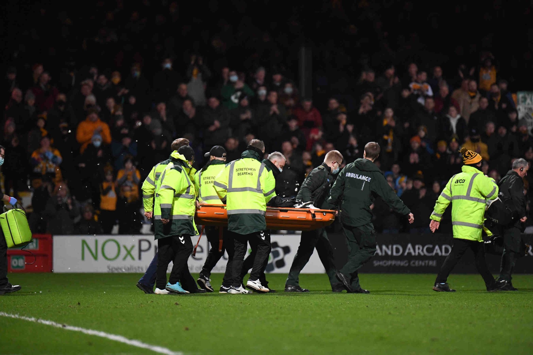 Tragedie în timpul unui meci de fotbal. Un suporter în vârstă de 22 de ani a murit
