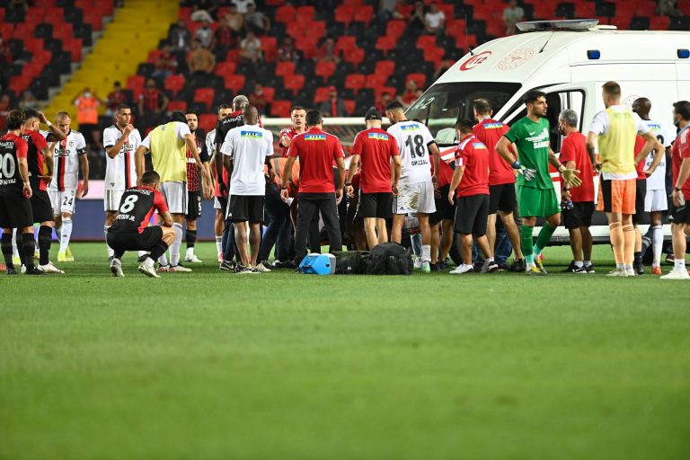 Tragedie pe terenul de fotbal. Un jucător de 21 de ani a murit