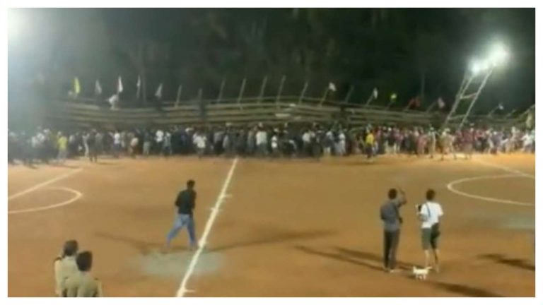 VIDEO | Imagini șocante de la un meci de fotbal. O tribună a cedat sub greutatea suporterilor