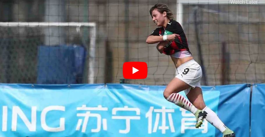 VIDEO – Și-a dat tricoul jos după ce a dat gol la fotbal feminin – Spectatorii și-au pus mâinile la ochi când au văzut
