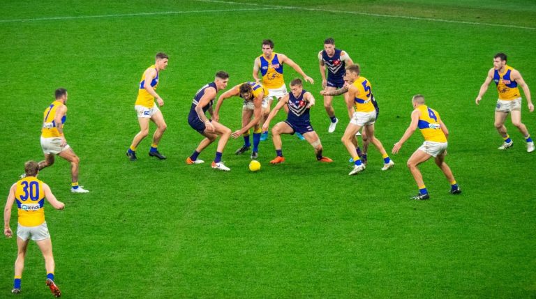 Doliu în sport: un tânăr de doar 20 de ani a murit chiar pe terenul de fotbal după un contact cu un adversar