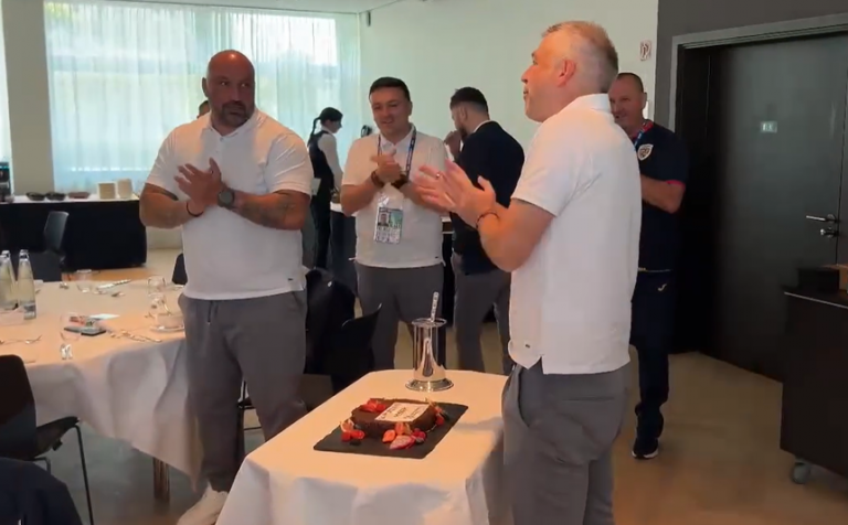 Tricolorii la Euro 2024: Edi Iordănescu, sărbătorit în cantonamentul de la turneul final – VIDEO