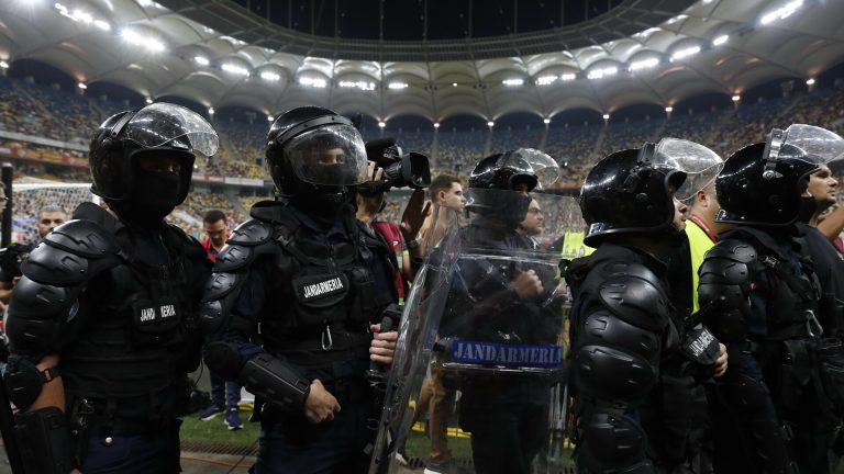 Scandal uriaș la Craiova – FC Argeș. Jandarmeria, intervenție de urgență