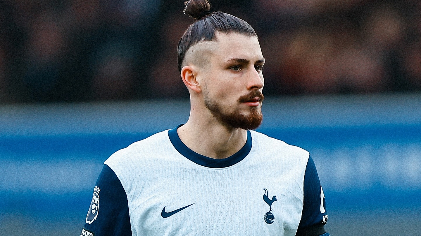 Radu Drăguşin şi colegii săi de la Tottenham au primit medaliile de câştigători ai Ligii Europa şi trofeul. Jucătorul român a avut tricolorul înfăşurat pe el